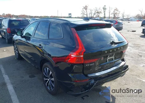 2024 Volvo Xc60 B5 Core Dark Theme z USA, uszkodzony, nr VIN YV4L12RK4R1923970